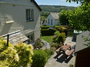 Family friendly 3 bedroom property with waterside views in Coniston, 8.1 miles South East of Scafell Pike